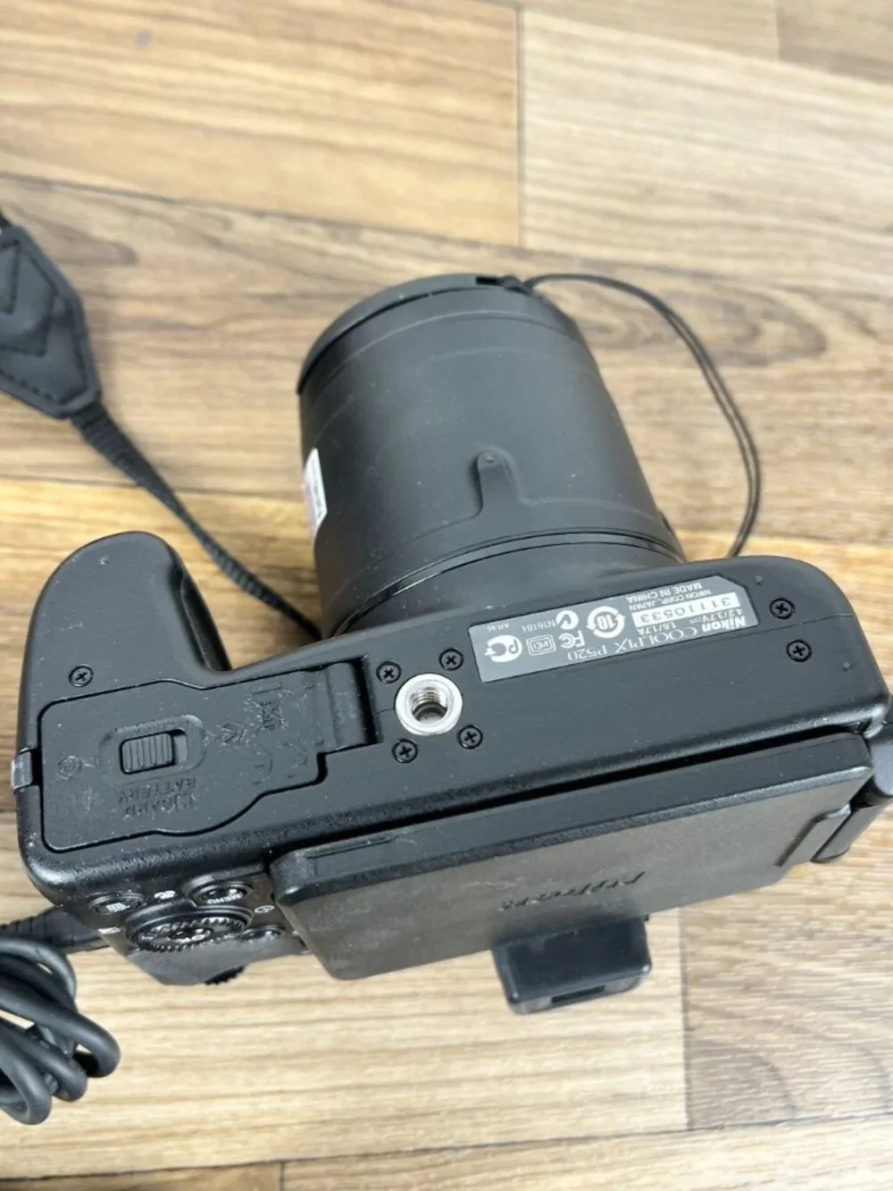 Nikon COOLPIX P520 18.1MP Digital Camera Black 42x Optical Zoom (PARTS AS IS)